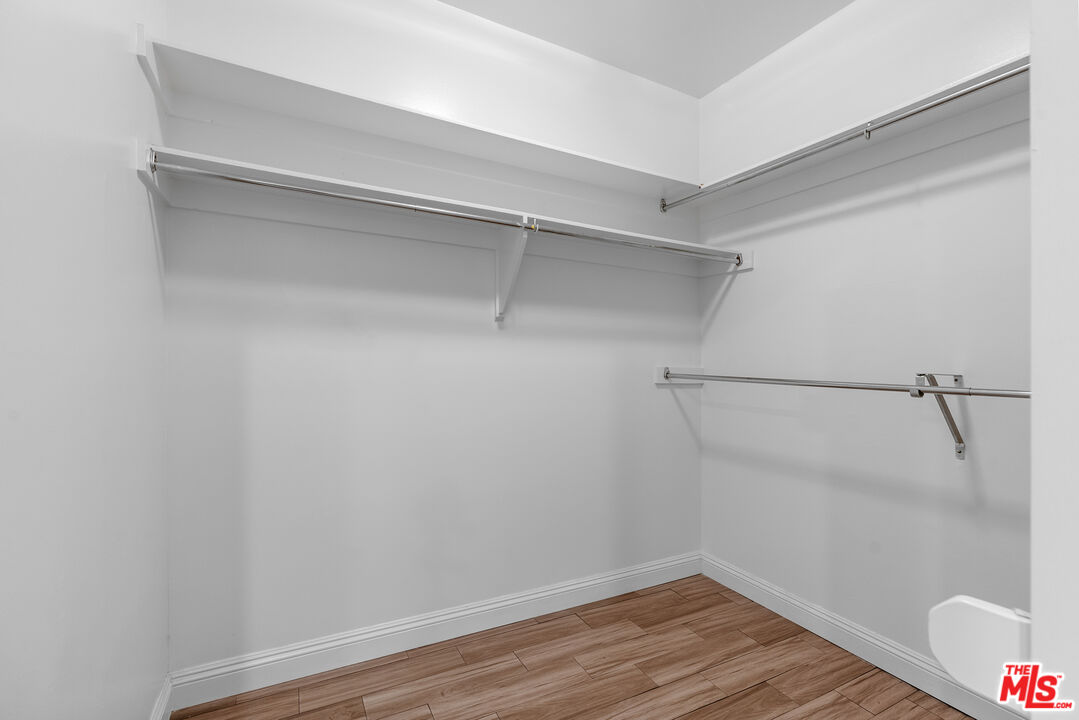11805 Mayfield Ave Unit: 201