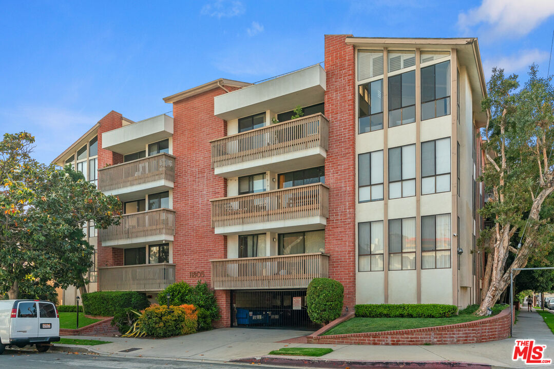 11805 Mayfield Ave Unit: 201