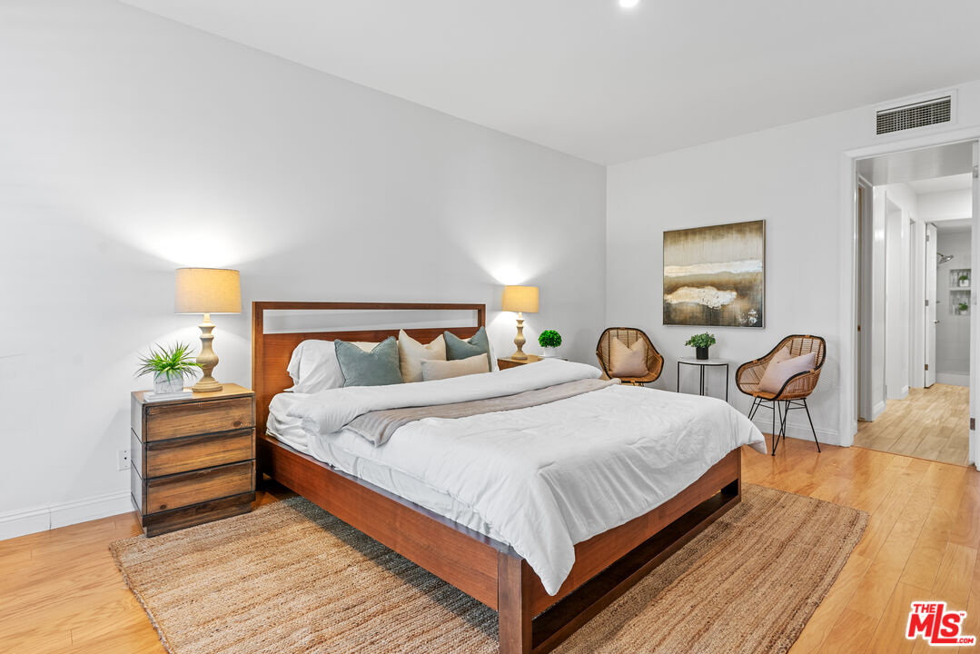 11805 Mayfield Ave Unit: 201