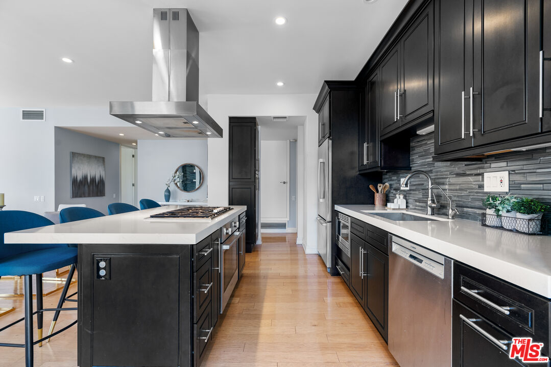 11805 Mayfield Ave Unit: 201