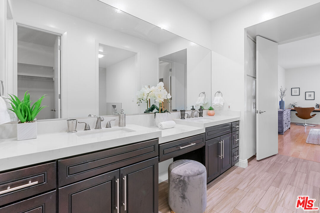 11805 Mayfield Ave Unit: 201