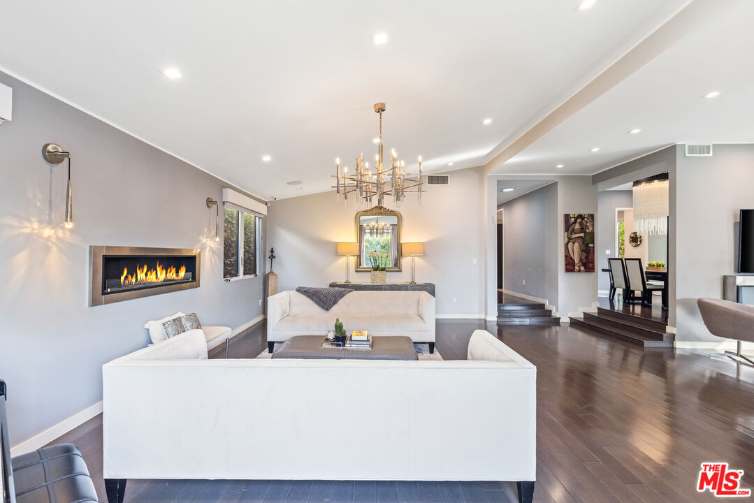 320 S Clark Dr