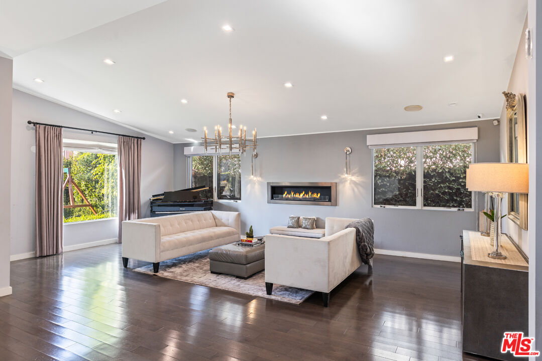 320 S Clark Dr