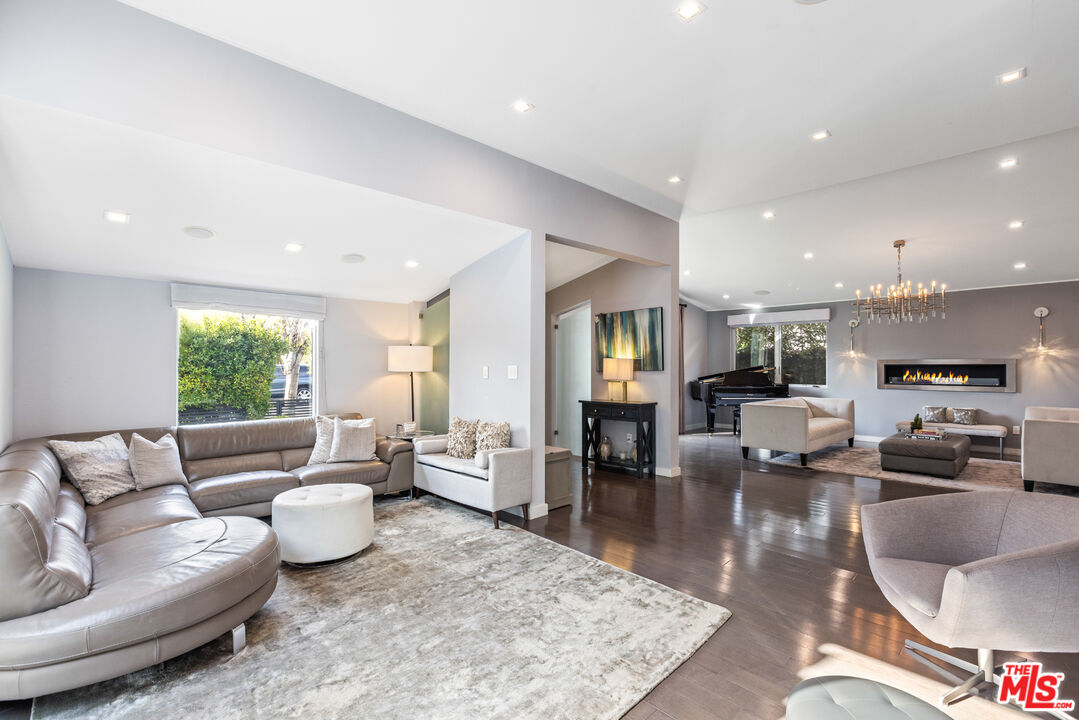 320 S Clark Dr