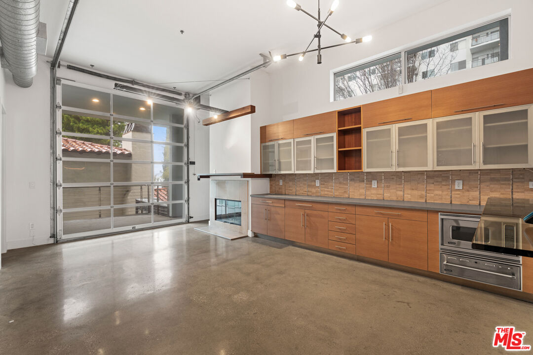 1152 N La Cienega Blvd Unit: 101