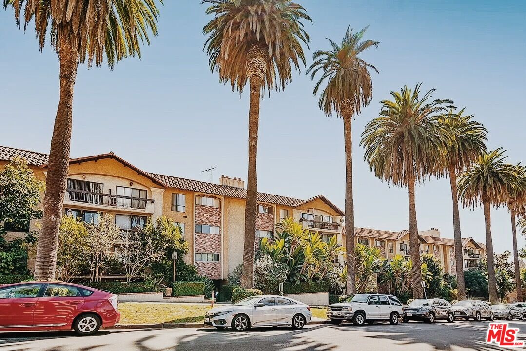 1735 N Fuller Ave Unit: 227