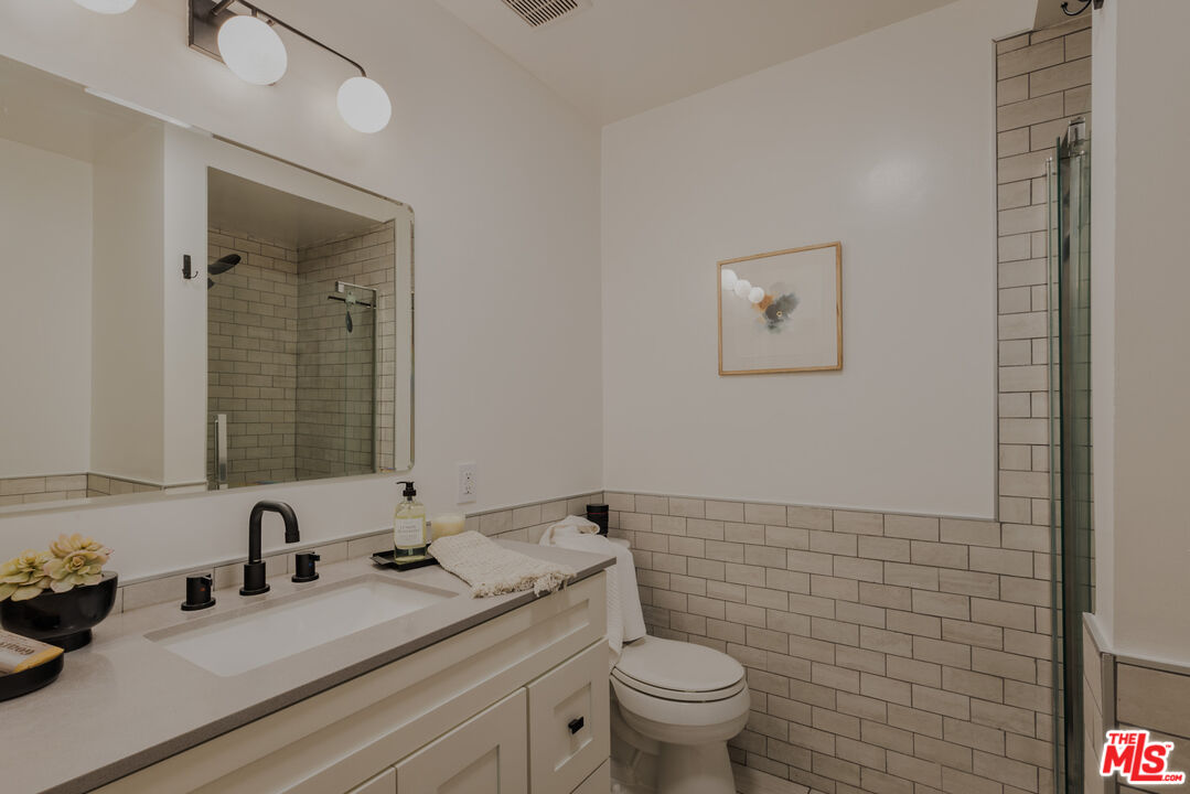 1735 N Fuller Ave Unit: 227
