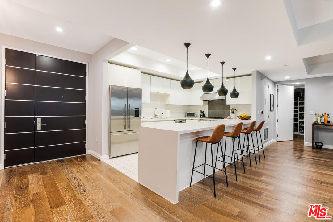 441 S Barrington Ave Unit: 104