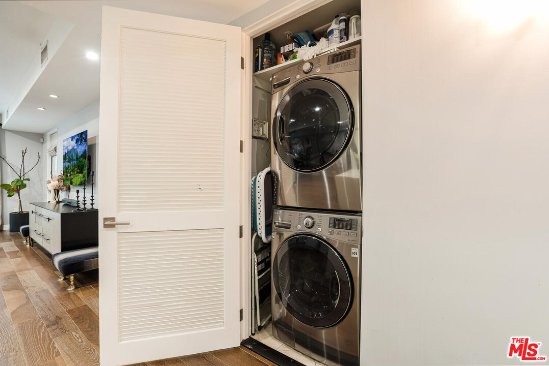 441 S Barrington Ave Unit: 104