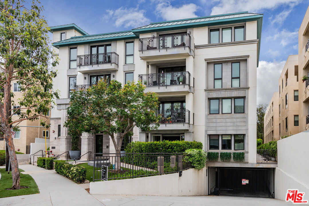 441 S Barrington Ave Unit: 104