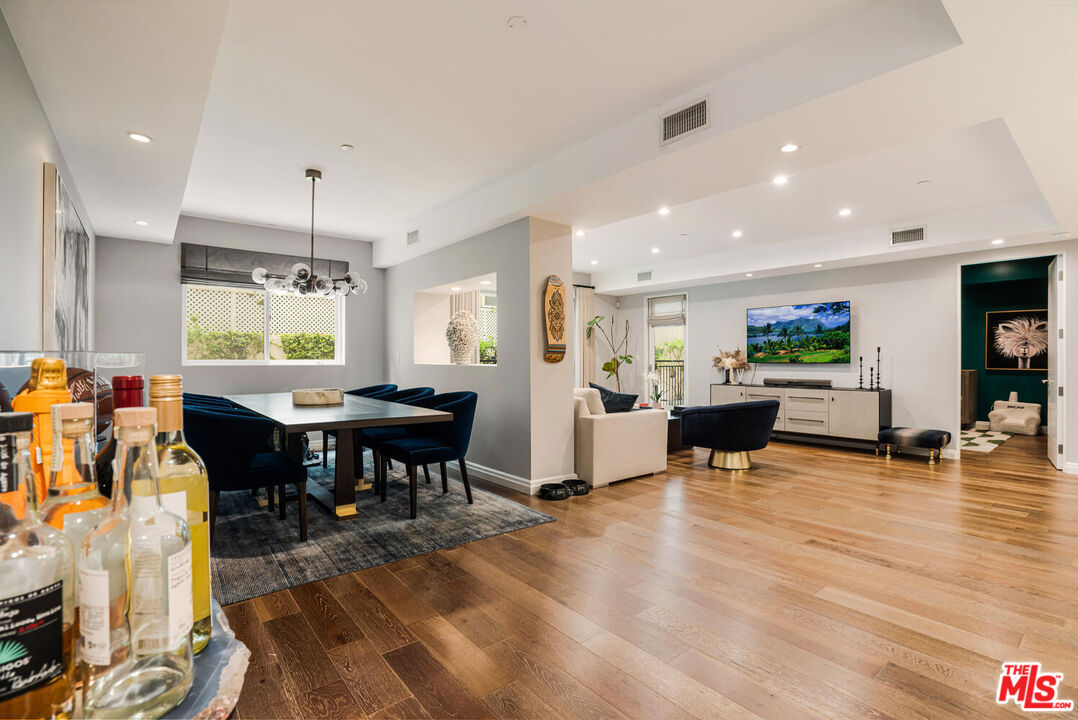 441 S Barrington Ave Unit: 104