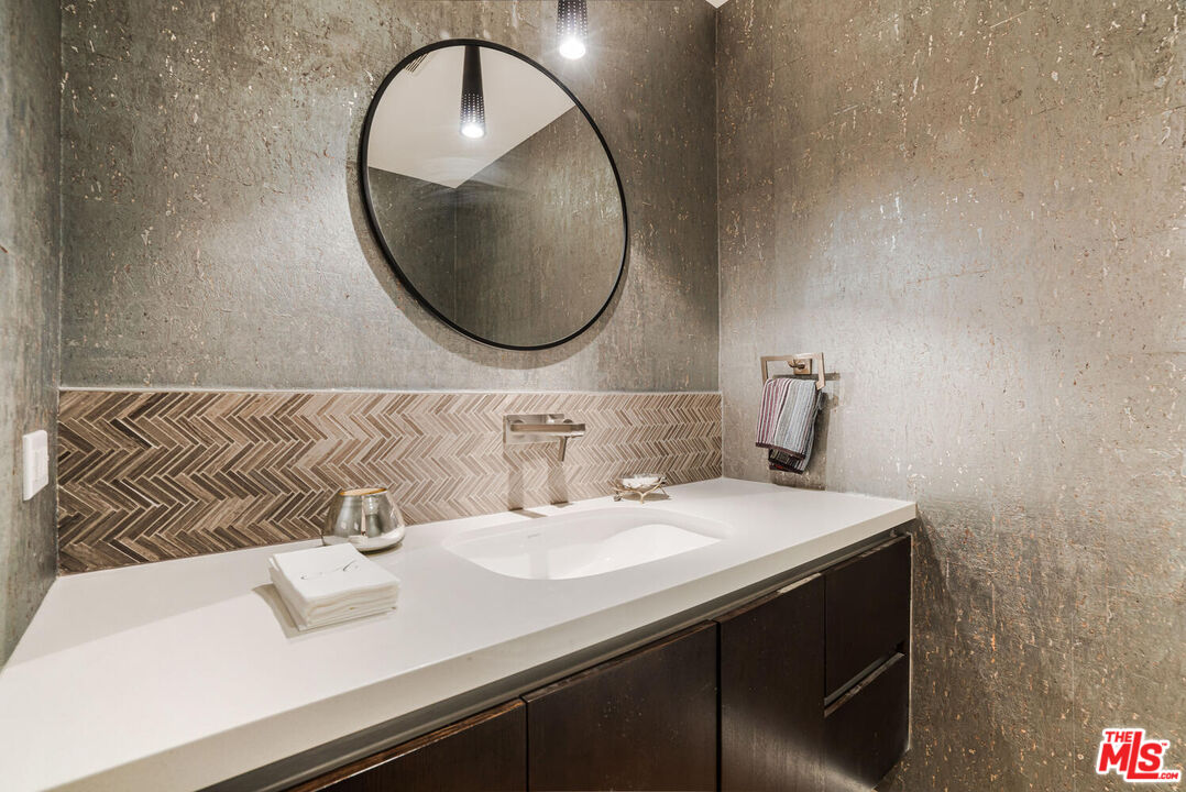 441 S Barrington Ave Unit: 104