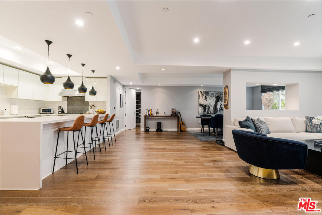 441 S Barrington Ave Unit: 104