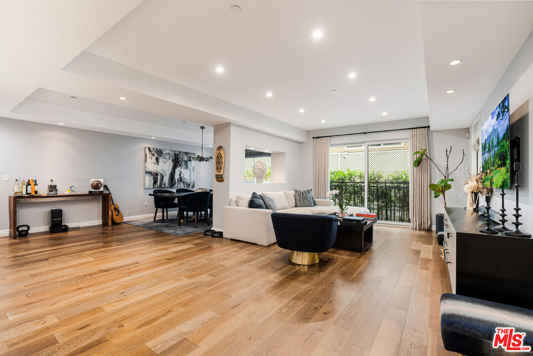 441 S Barrington Ave Unit: 104