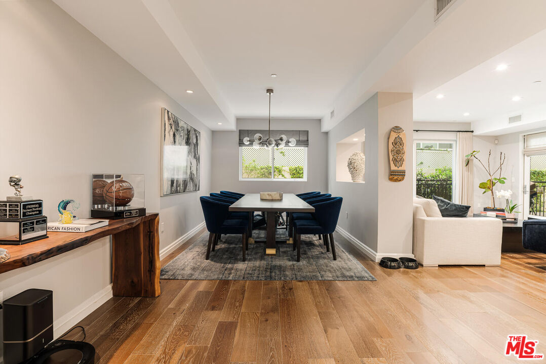 441 S Barrington Ave Unit: 104