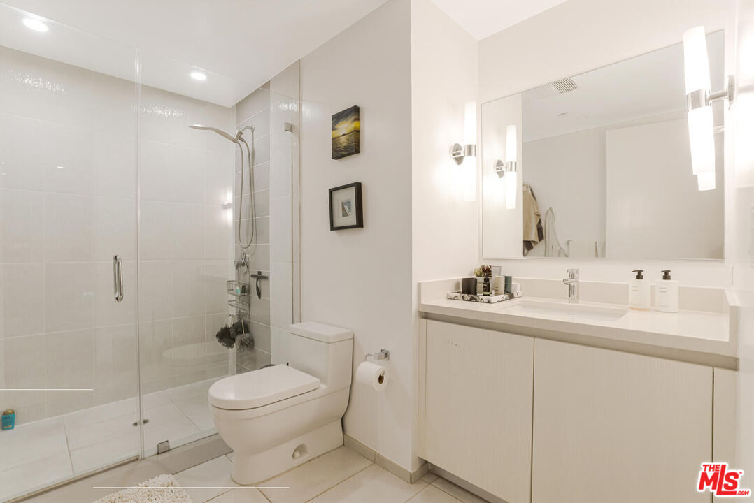 441 S Barrington Ave Unit: 104