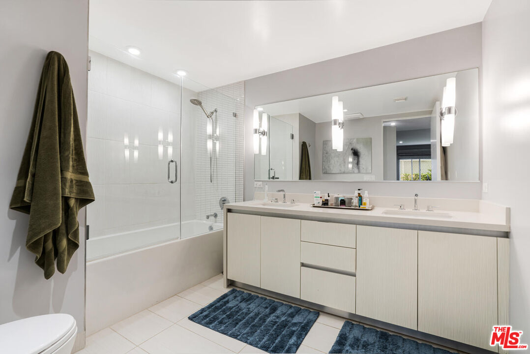 441 S Barrington Ave Unit: 104