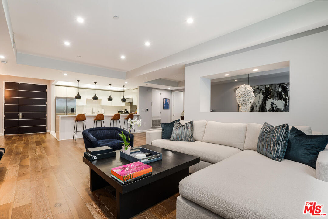 441 S Barrington Ave Unit: 104