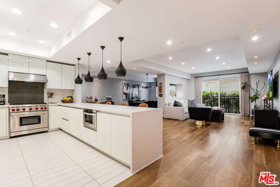 441 S Barrington Ave Unit: 104