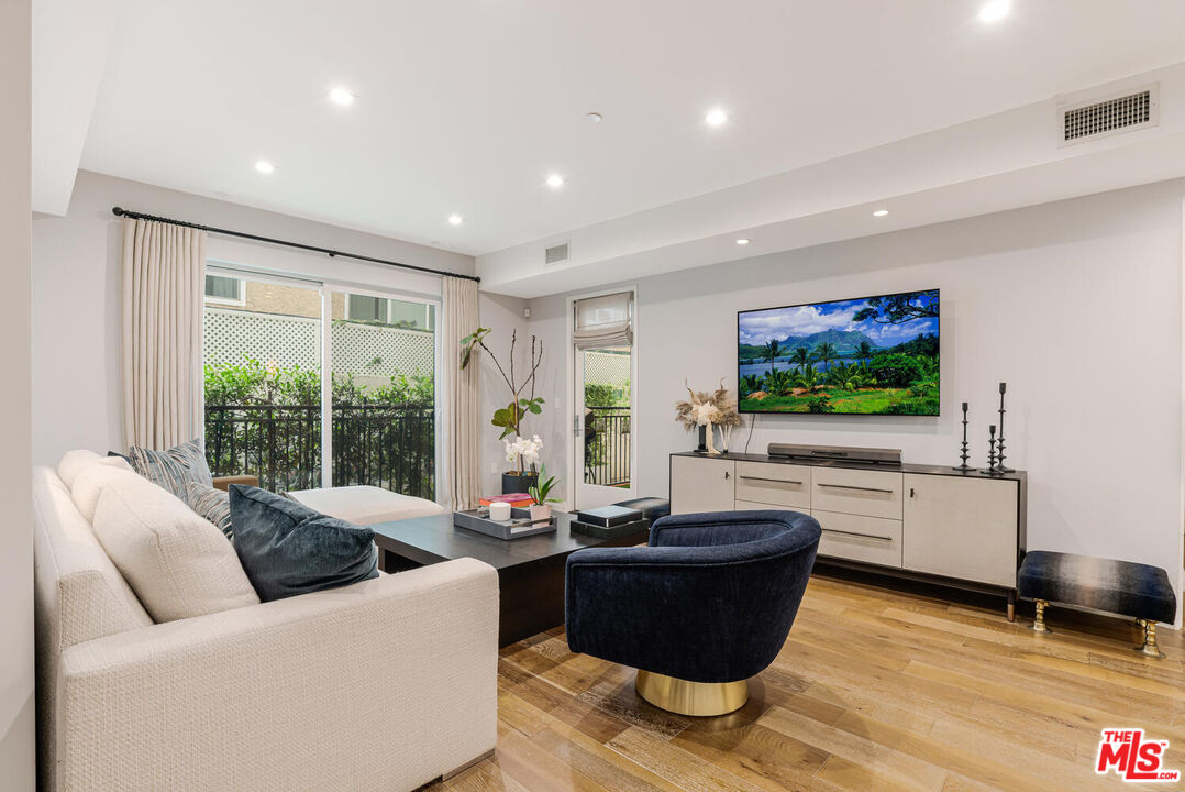 441 S Barrington Ave Unit: 104