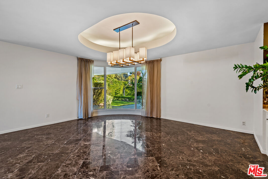 247 N ROCKINGHAM AVE