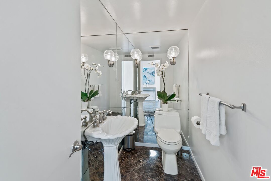 247 N ROCKINGHAM AVE