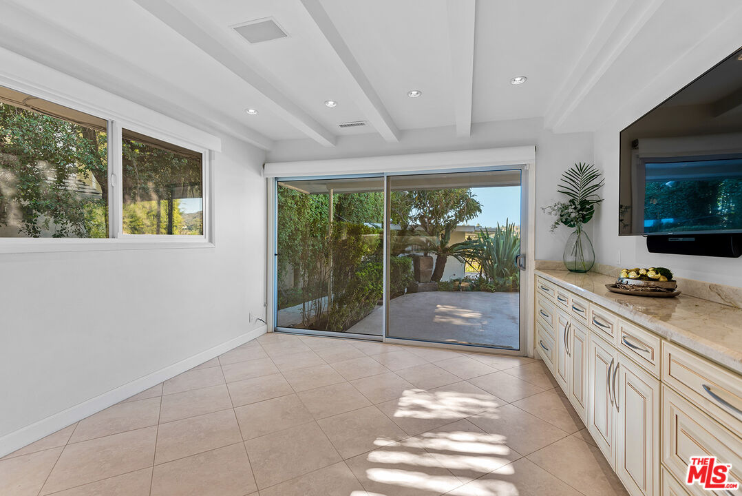 247 N ROCKINGHAM AVE