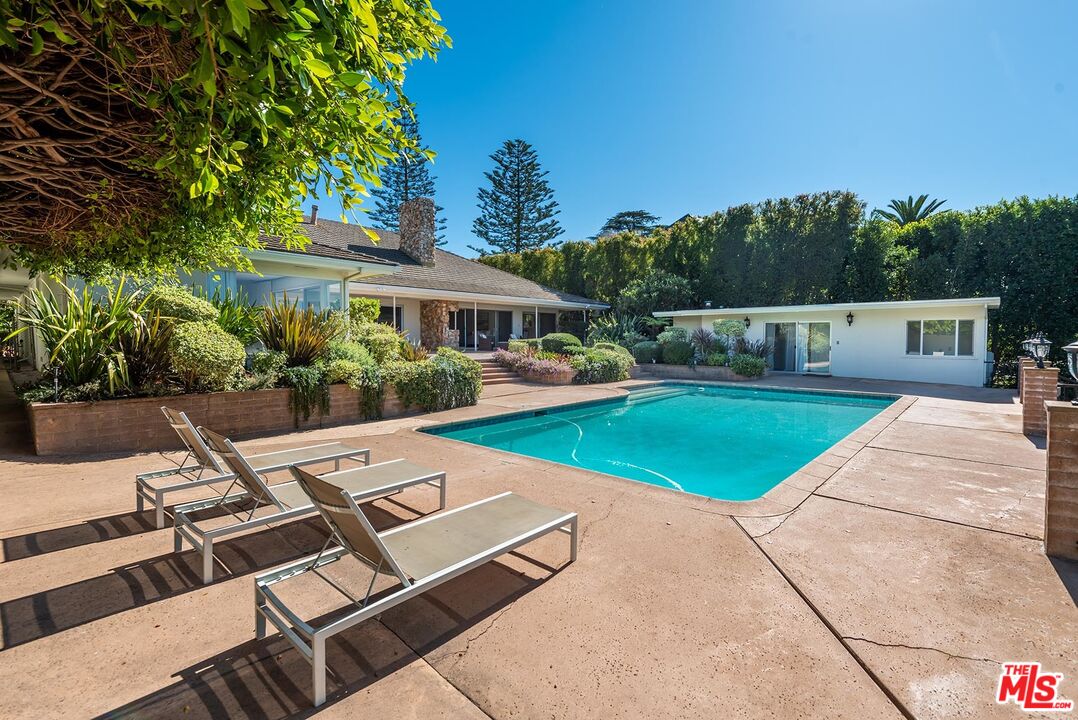 247 N ROCKINGHAM AVE