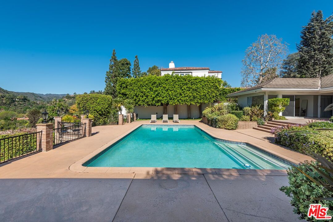 247 N ROCKINGHAM AVE