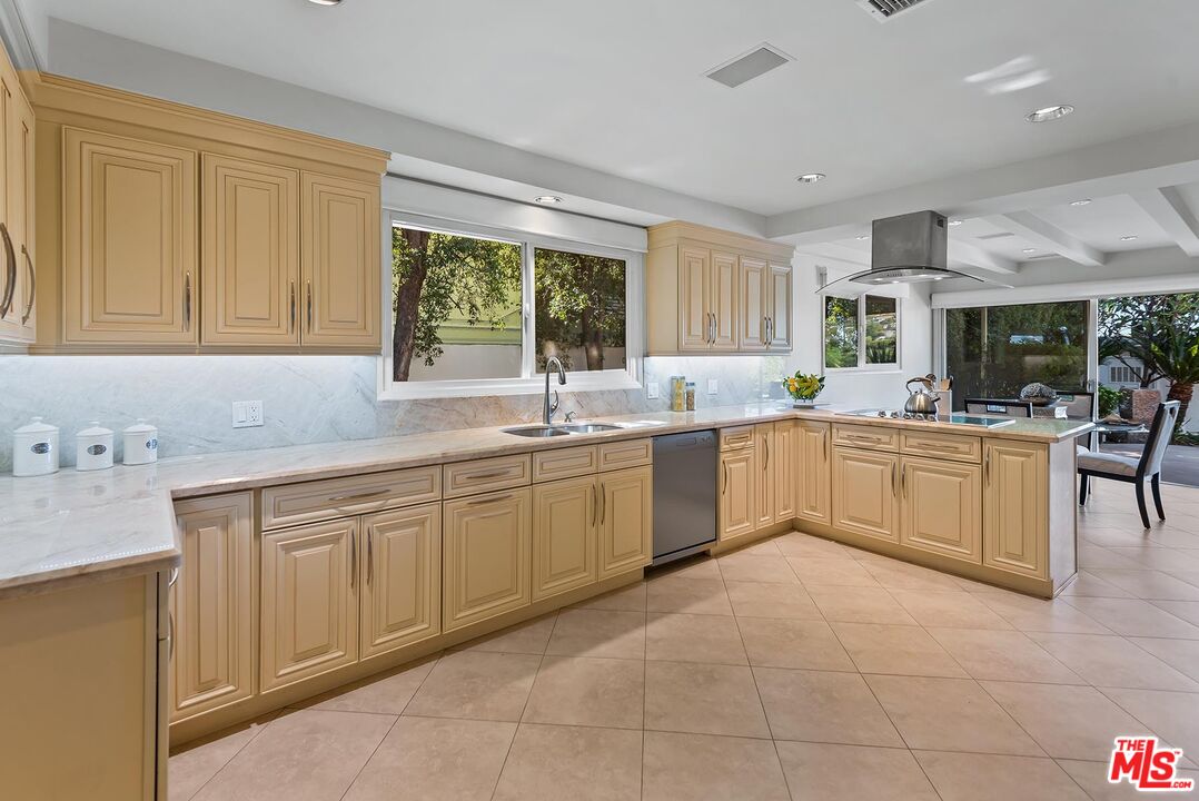 247 N ROCKINGHAM AVE