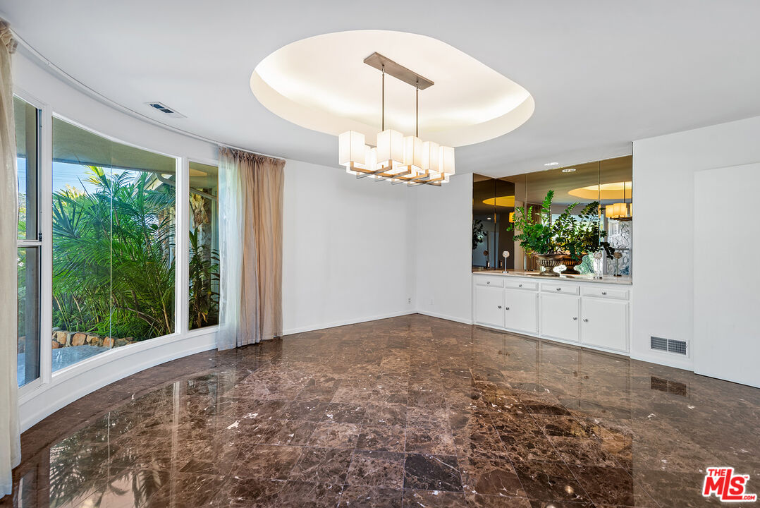 247 N ROCKINGHAM AVE