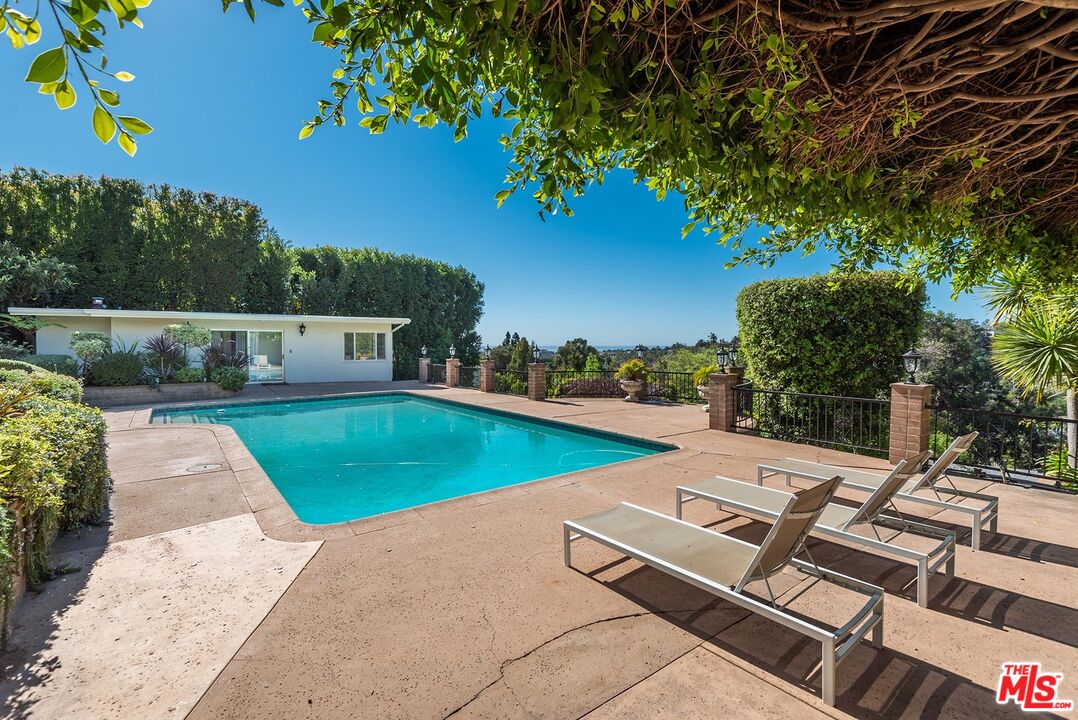 247 N ROCKINGHAM AVE