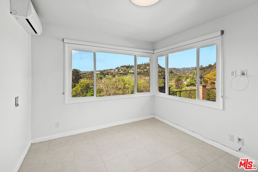 247 N ROCKINGHAM AVE