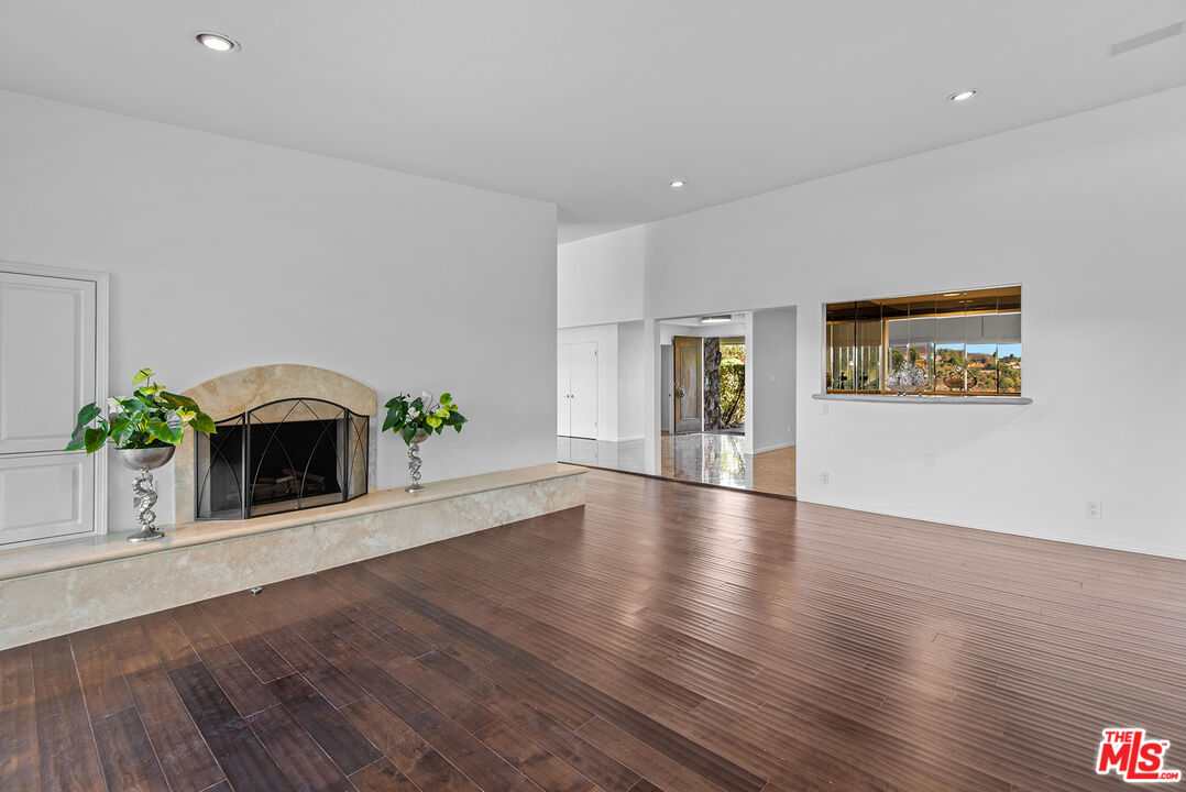 247 N ROCKINGHAM AVE