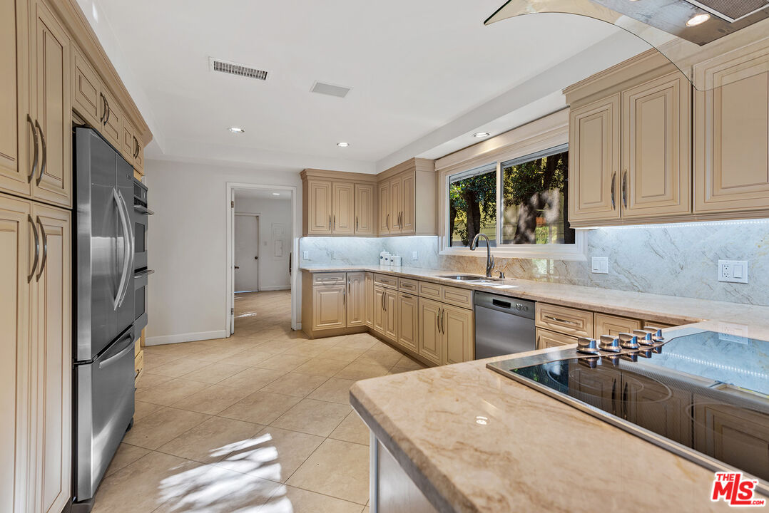 247 N ROCKINGHAM AVE