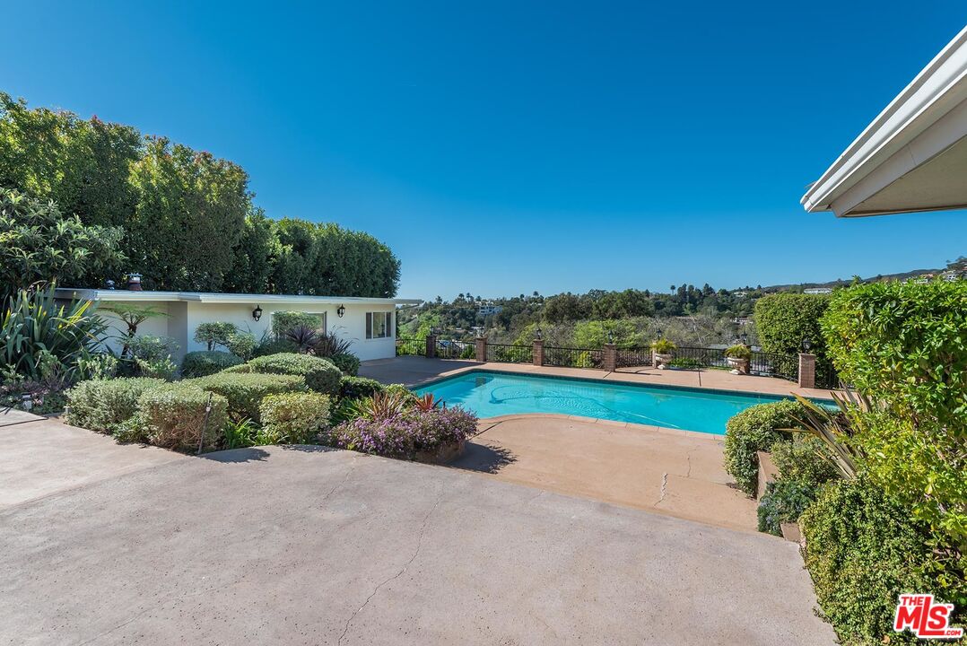 247 N ROCKINGHAM AVE