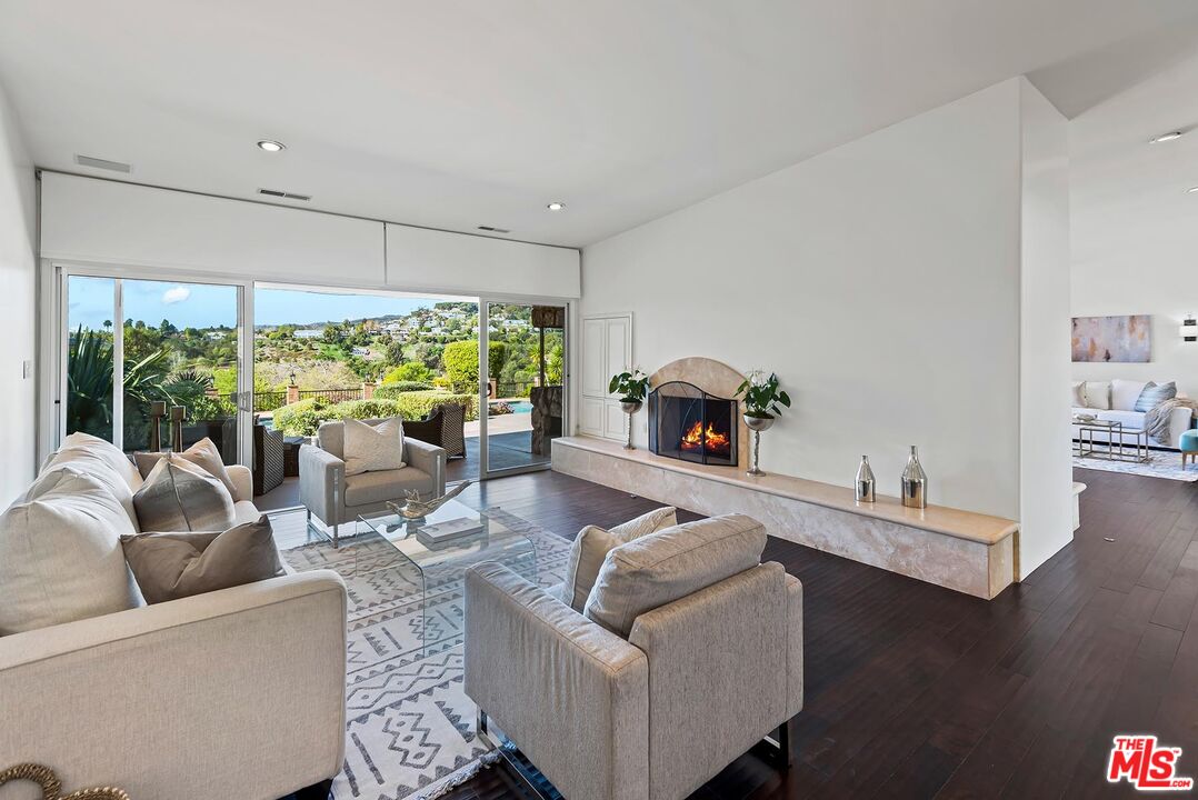 247 N ROCKINGHAM AVE