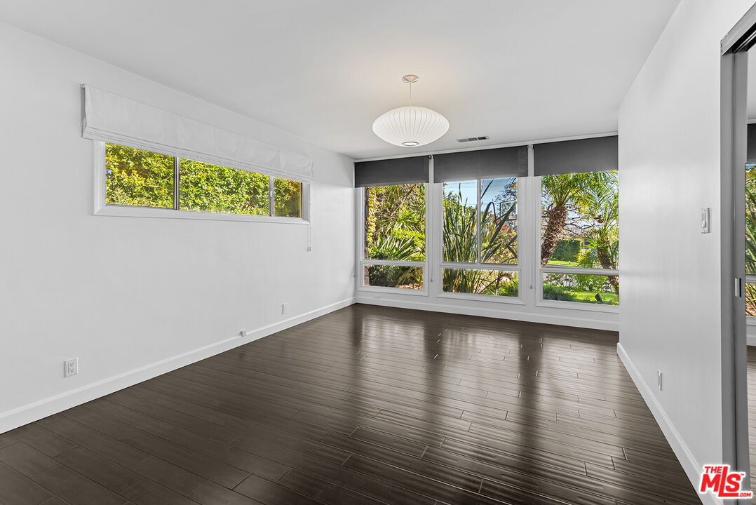 247 N ROCKINGHAM AVE