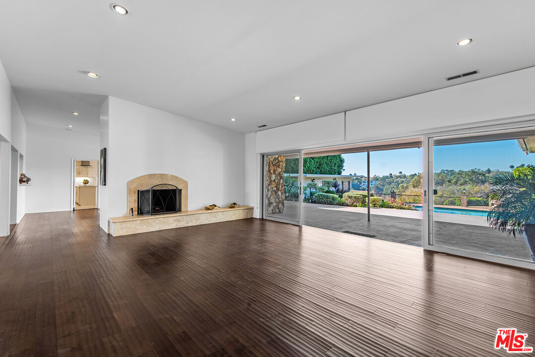 247 N ROCKINGHAM AVE