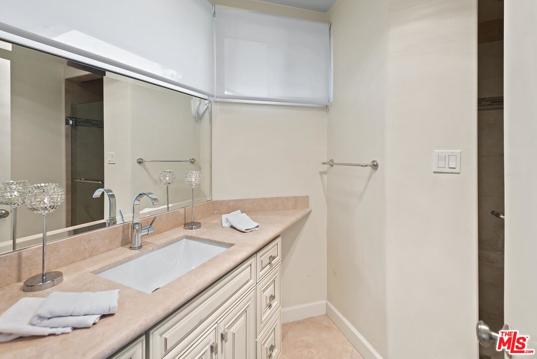 247 N ROCKINGHAM AVE