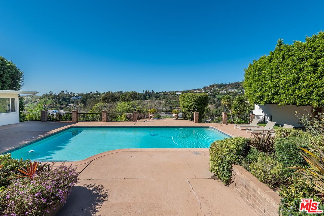 247 N ROCKINGHAM AVE