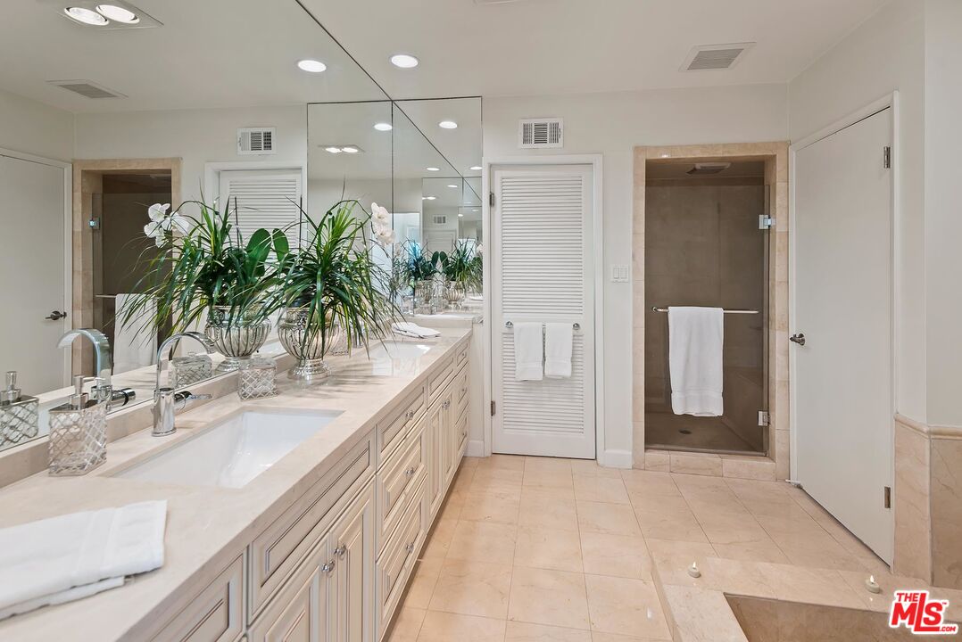 247 N ROCKINGHAM AVE