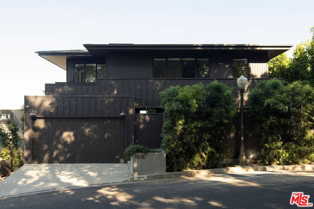 1916 Micheltorena St