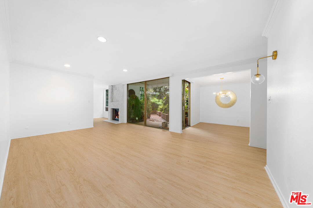 406 N OAKHURST DR Unit: 105