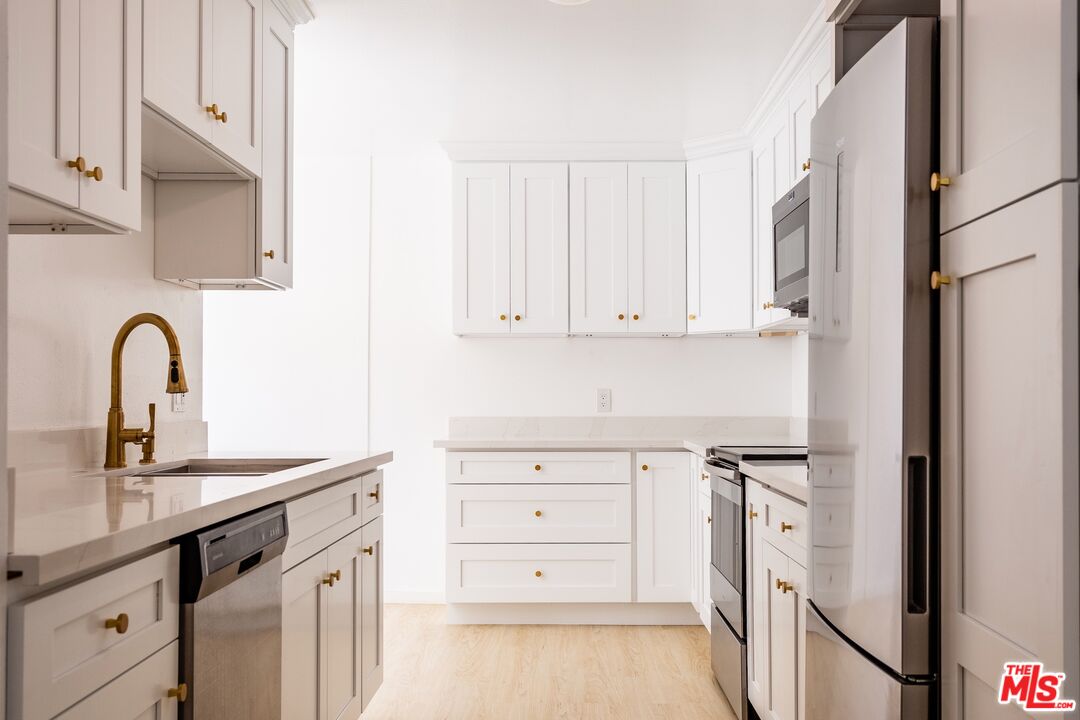 406 N OAKHURST DR Unit: 105