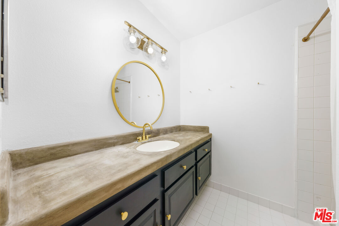 406 N OAKHURST DR Unit: 105