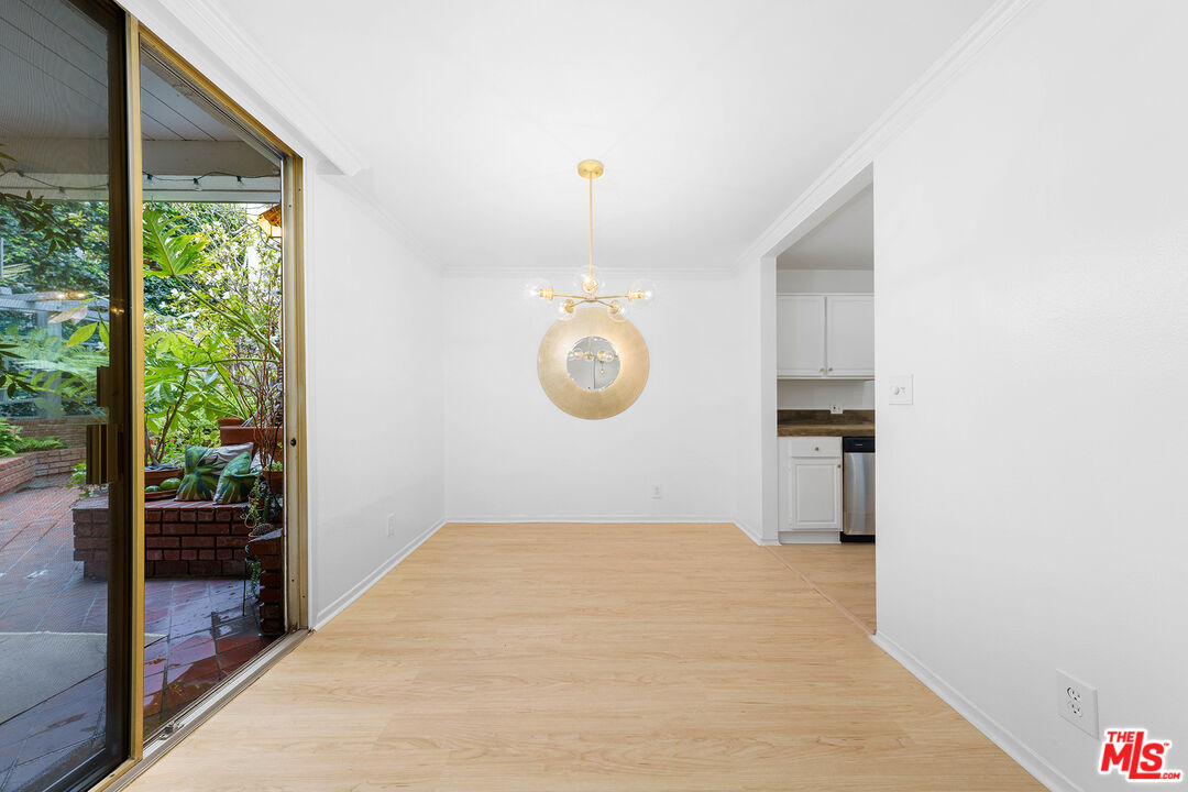 406 N OAKHURST DR Unit: 105