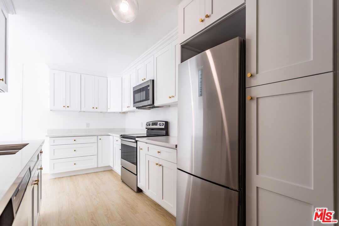 406 N OAKHURST DR Unit: 105