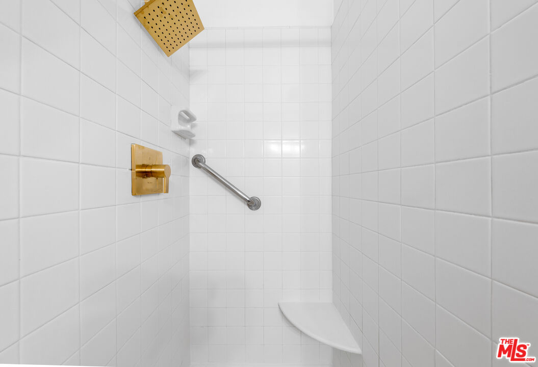 406 N OAKHURST DR Unit: 105