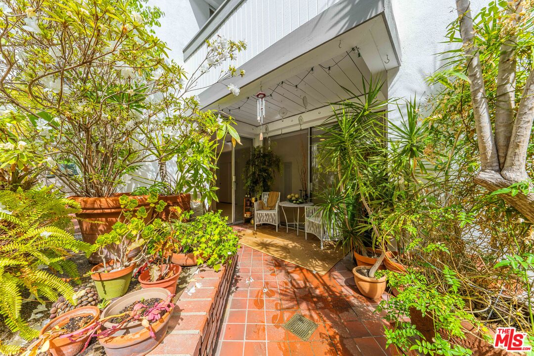 406 N OAKHURST DR Unit: 105